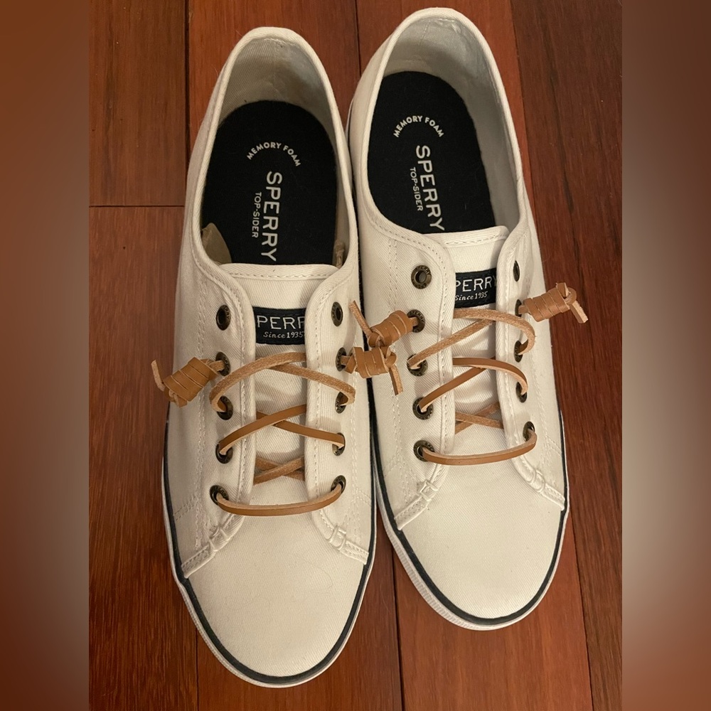 NWOT Sperry boat shoes - size 9